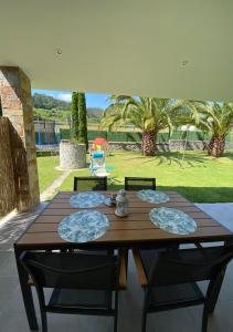 库迪列罗Apartamentos El Pradón的一张木桌和椅子,享有庭院的景色