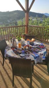 ArbellaraAlegria的阳台上的桌子上摆放着食物和饮料
