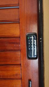 阿奎拉兹Aquaville Resort - Terreo Nascente - Beach Park的木门上带遥控器的门把手