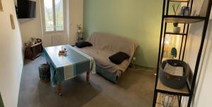 阿列日河畔的塔拉斯孔appartement à Tarascon sur Ariège le Sabart的一间小卧室,配有一张床和一张桌子