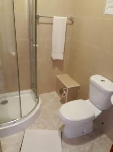 波多诺伏伊利亚住宿加早餐旅馆的浴室配有白色卫生间和淋浴。