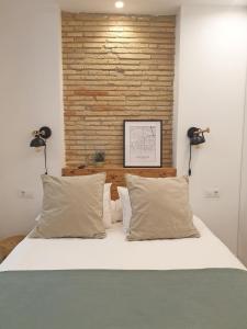洛格罗尼奥El Secreto de Portales的卧室配有一张带两盏灯的墙壁床。
