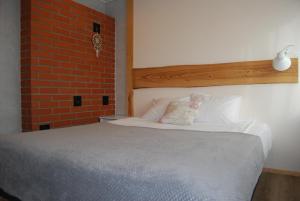 派尔努LiisuPesa Apartment with Sauna and Garden的一间卧室配有一张砖墙床