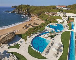 圣克鲁斯华特库瓦图尔科秘密度假酒店及水疗中心的享有游泳池和海滩的空中景致。