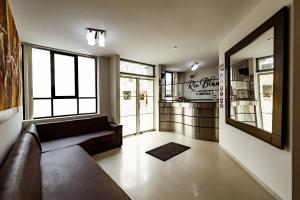 皮乌拉里奥布兰科酒店的带沙发的客厅和部分窗户。