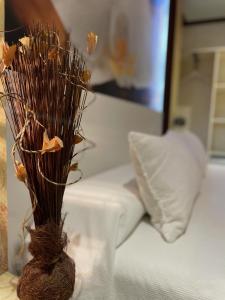 索托德拉马里纳埃尔加丁酒店的花瓶,在床边的桌子上放着干花