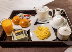 皮乌拉里奥布兰科酒店的桌上的早餐盘