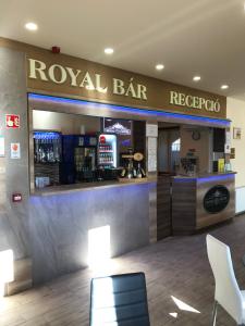 柴尔凯瑟勒Royal Hotel的餐厅设有皇家酒吧,配有柜台和椅子