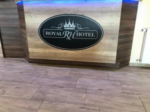 柴尔凯瑟勒Royal Hotel的木墙上的皇室K酒店标志