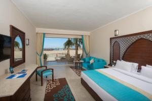 马萨阿拉姆Utopia Beach Club的一间卧室配有一张床,享有海滩美景