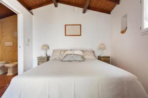 托雷瓦多Villa Valeria by BarbarHouse的一间卧室配有一张带2个床头柜的大型白色床