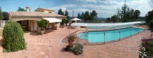 欧布纳Villa Lazuel, piscine privative chauffée, vue panoramique et jardin clos的砖砌庭院上的大型游泳池