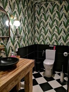 Oude PekelaVilla Le Jardin的一间带卫生间的浴室以及黑白格子地板。