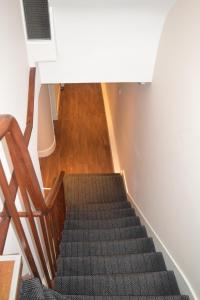 阿伯丁Jewel Guest House的楼梯间,带椅子和楼梯跑道
