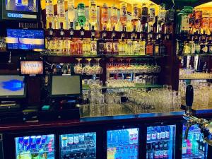 阿姆斯特丹白色郁金香旅馆的酒吧里有很多酒瓶和酒杯