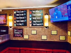 阿姆斯特丹白色郁金香旅馆的餐厅的墙上有标牌的酒吧