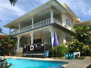 安塞罗亚莱Royal Bay Villa的一座房子前面设有游泳池