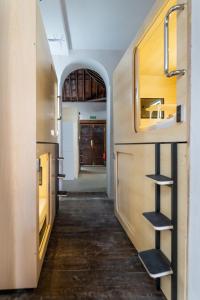 圣克鲁斯-德拉帕尔马HosteLit, Capsule Hostel的一个带木制橱柜和走廊的厨房
