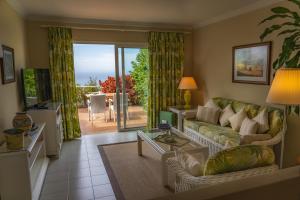 埃尔帕索La Palma Jardín Resort的客厅配有沙发和桌子