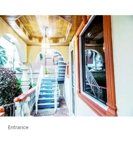 Bon AccordEssentials Suite的通往带楼梯和窗户的房子的入口