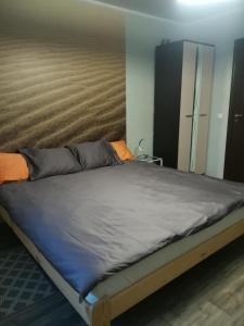 斯米尔泰内奥兹斯米特纳酒店的一张大床,位于一间设有一张大号双人床的房间
