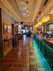 杜伦The Lambton Arms的一条长走廊的餐厅内的酒吧