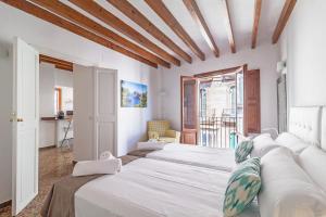 马略卡岛帕尔马坎博思图里斯莫因特廖尔公寓的一间卧室,配有三张床