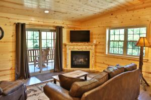 米勒斯堡Waterview Lodge by Amish Country Lodging的带沙发和壁炉的客厅