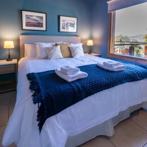 圣马丁德洛斯Oliver Mountain Home Blue的卧室配有带毛巾的大型白色床