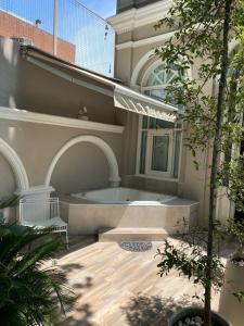 布宜诺斯艾利斯布宜诺斯艾利斯伦兹沃斯酒店的一座带热水浴缸的建筑的庭院