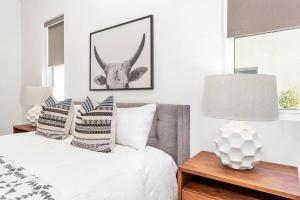 圣乔治Villa 19 - LUXURY GOLF VILLA, BEST VIEW, YEAR ROUND HEATED POOL & HOT TUB!的一间卧室,配有一张带两张桌子的床和一幅鹿的照片