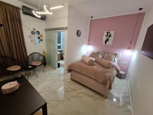 扎达尔Premium class Room的一间卧室配有一张粉红色墙壁的床