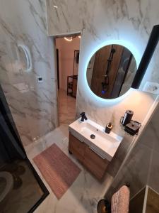 扎达尔Premium class Room的一间带水槽和镜子的浴室