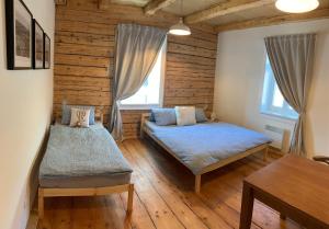 HraběšiceChata Klášter的一间铺有木地板的客房内配有两张床的卧室