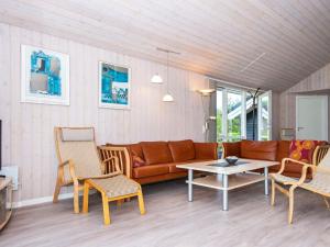 Three-Bedroom Holiday home in Ebeltoft 14的休息区