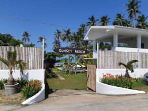 圣维森特Sunset Beach Resort by RF at SanVicentePalawan OPC的拥有日落海滩标志的度假村