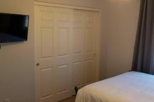 凤凰城Phoenix comfort home BNB的卧室设有白色门和一张床