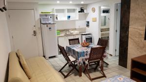 嘎林海斯港Ancorar Resort Vista Mar Flat 6103的厨房以及带桌椅的用餐室。