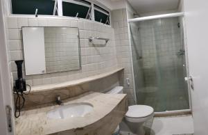 嘎林海斯港Ancorar Resort Vista Mar Flat 6103的一间带水槽、卫生间和淋浴的浴室