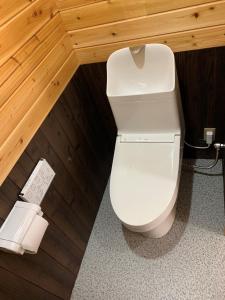 Kujuくじゅう花公園　キャンピングリゾート花と星的一间位于客房内的白色卫生间的浴室