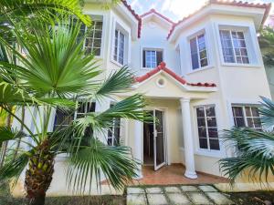 蓬塔卡纳Blue Heaven Guest House Bávaro, Punta Cana, Ideal For Couples的一座棕榈树掩映的白色房子