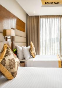 达卡马里诺皇家酒店的酒店客房设有两张床和窗户。