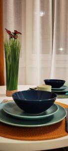 密古雷休治Focus Lux的一张桌子,桌子上有三个蓝色碗