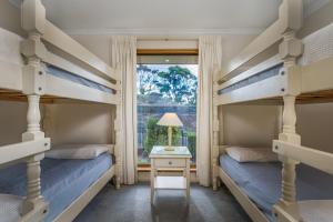 潘尼萧博丹楼度假屋的一间卧室设有两张双层床和一扇窗户。