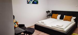 密古雷休治Focus Lux的一间卧室配有一张带黄色枕头和椅子的床