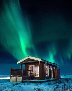 雷克霍特Blue View Cabin 5B With private hot tub的天空中北极光小屋