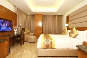 达卡马里诺皇家酒店的酒店客房配有一张床、一张书桌和一台电视。