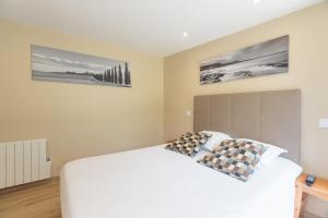 圣乔治-德迪多讷巴黎春天酒店的卧室配有白色的床和2个枕头