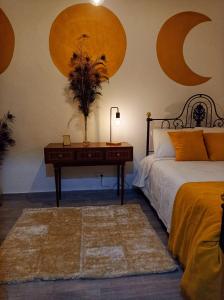 雷根古什-迪蒙萨拉什Casa Solua的一间卧室配有一张床、一张桌子和一张书桌