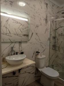 雷根古什-迪蒙萨拉什Casa Solua的一间带水槽、卫生间和镜子的浴室